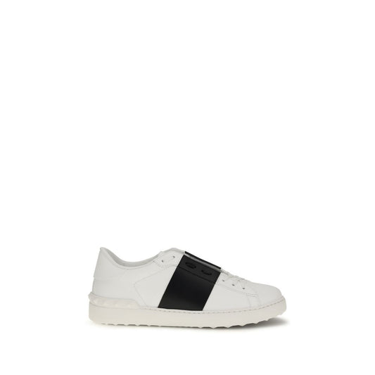 Sneakers by Valentino Garavani for men in bos taurus calf leather black & white presents a impeccable silhouette as Men's Low Top Bos Taurus Calf Leather Sneakers, expertly defined by a impeccable low-top style for a impeccable, high-fashion look.