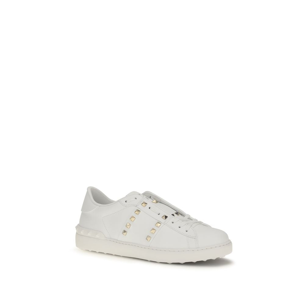 Sneakers by Valentino Garavani for men in bos taurus calfskin leather white presents a impeccable silhouette as Rockstud Men's Fashion Bos Taurus Calfskin Leather Sneakers, expertly defined by a impeccable fashion style for a impeccable, high-fashion look.