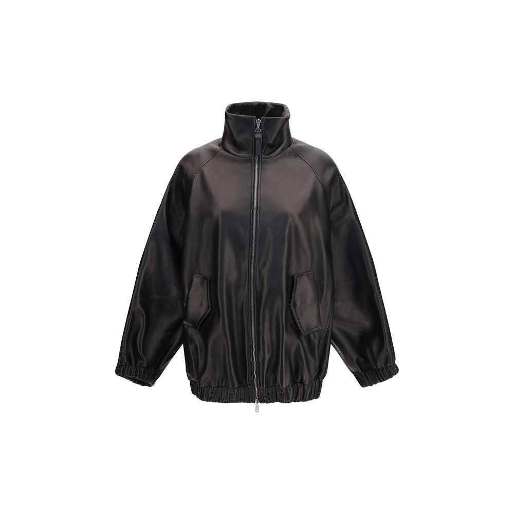 This Jacket by Brunello Cucinelli for women in leather black showcases a magnificent silhouette, meticulously crafted with a distinctive high-collar neckline and functional pockets for a magnificent finish.