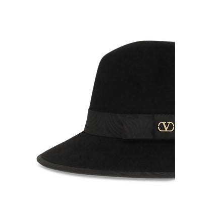 Fedora by Valentino Garavani for women in cotton velvet black & signature features an effortlessly chic silhouette, perfectly showcasing the sophisticated effortlessly chic design of this Fedora Ribbon V Logo Cotton Velvet.