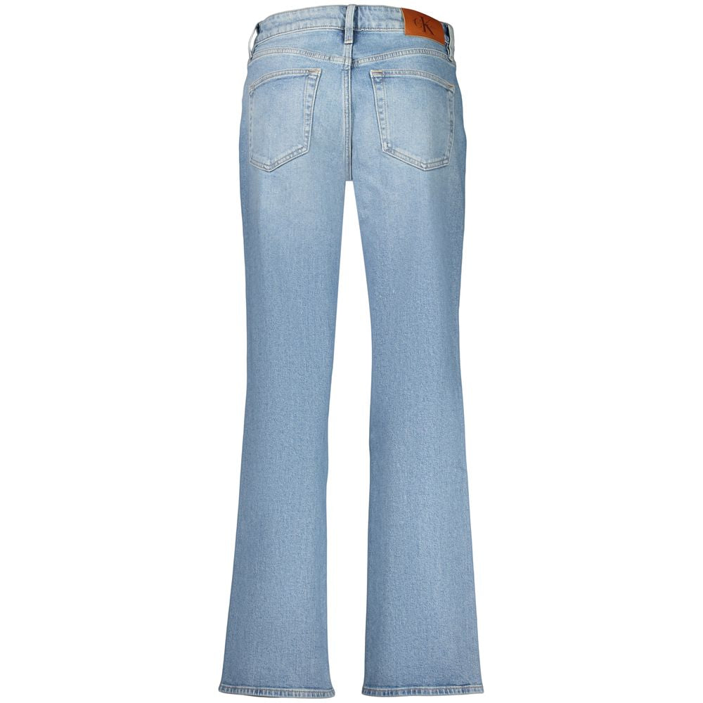 Jeans by Calvin Klein for women in stretch denim cotton azzurro & signature features an sartorial straight-leg and long with a high rise cut for a sartorial finish.