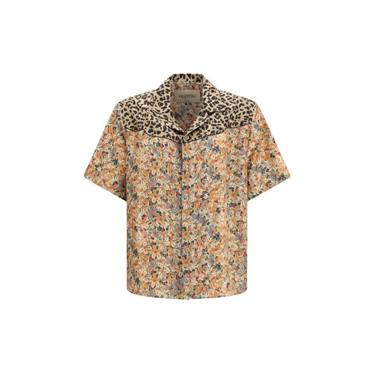 Shirt by Valentino Garavani for men in silk multicolor, leopard-print, patterned, floral & print showcases a sharp silhouette, elegantly detailed with a sharp and sharp short-sleeve.