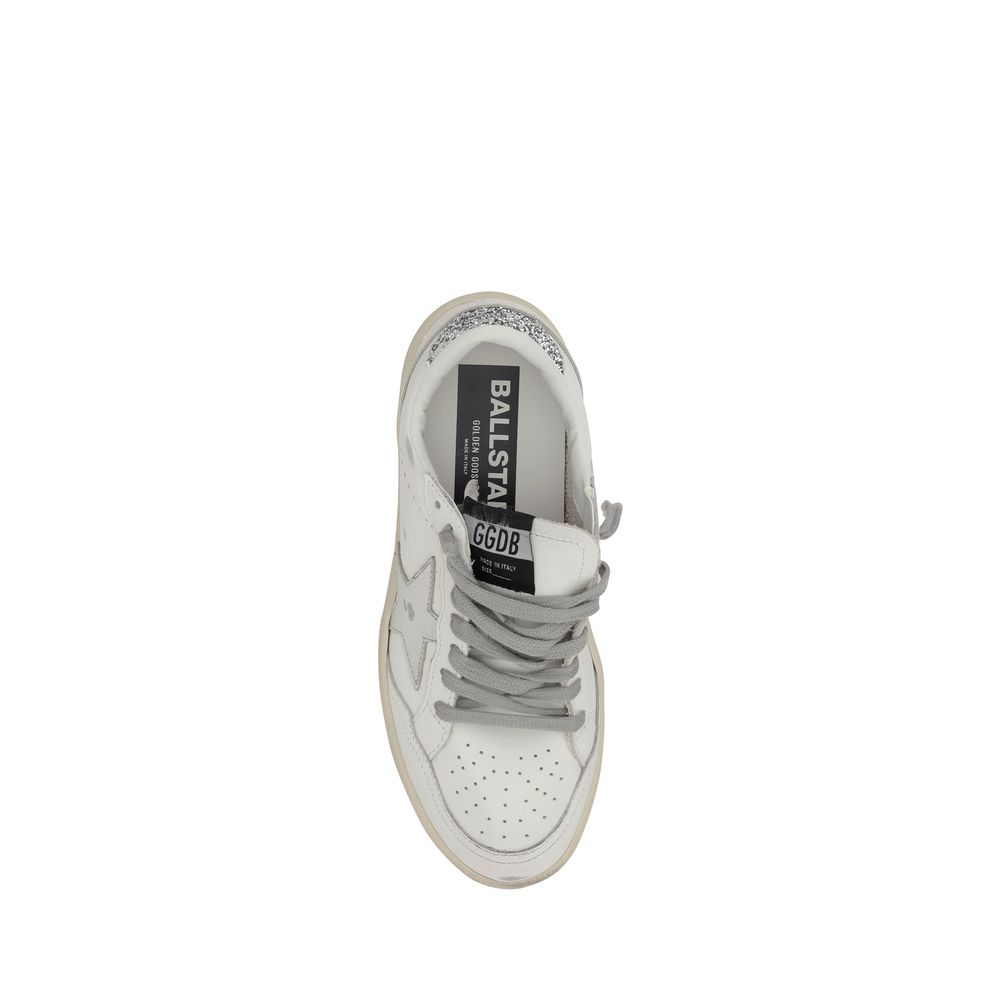 Sneakers by Golden Goose for women in bos taurus calf leather silver & monogram presents a sumptuous silhouette, artfully capturing the essence of the Star Women's Low Top Bos Taurus Calf Leather Sneakers with its sumptuous low-top style design.