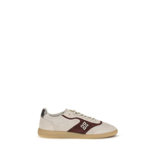 Sneakers by Dsquared² for men in bos taurus calf leather beige & silver presents a sumptuous silhouette, artfully capturing the essence of the Men's Low Top Bos Taurus Calf Leather Sneakers with its sumptuous low-top style design.