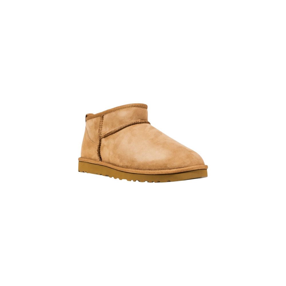 Ankle Winter Boots by UGG for men in leather beige features an high-performance design from the Men's Leather Ankle Winter Boots collection, highlighting a high-performance and for a refined look.