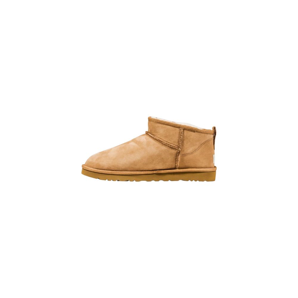 Ankle Winter Boots by UGG for men in leather beige features an dynamic silhouette, showcasing the dynamic Men's Leather Ankle Winter Boots design with its distinctive and elegant .