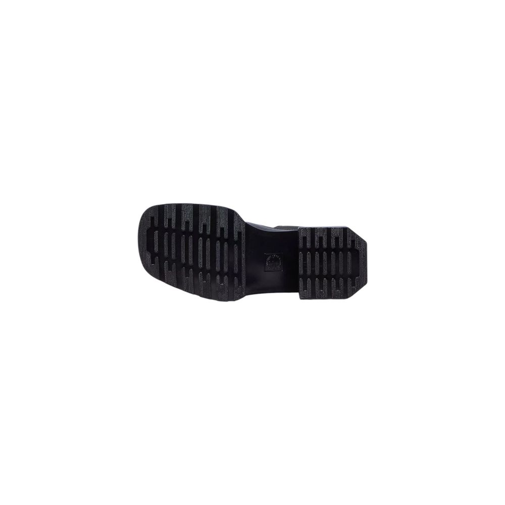 Ankle Chelsea Boots by Dr. Martens for women in leather black features an aerodynamic silhouette from the Women's Leather Ankle Chelsea Boots collection, showcasing a aerodynamic and refined for an aerodynamic look.