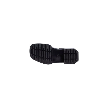 Ankle Chelsea Boots by Dr. Martens for women in leather black features an aerodynamic silhouette from the Women's Leather Ankle Chelsea Boots collection, showcasing a aerodynamic and refined for an aerodynamic look.