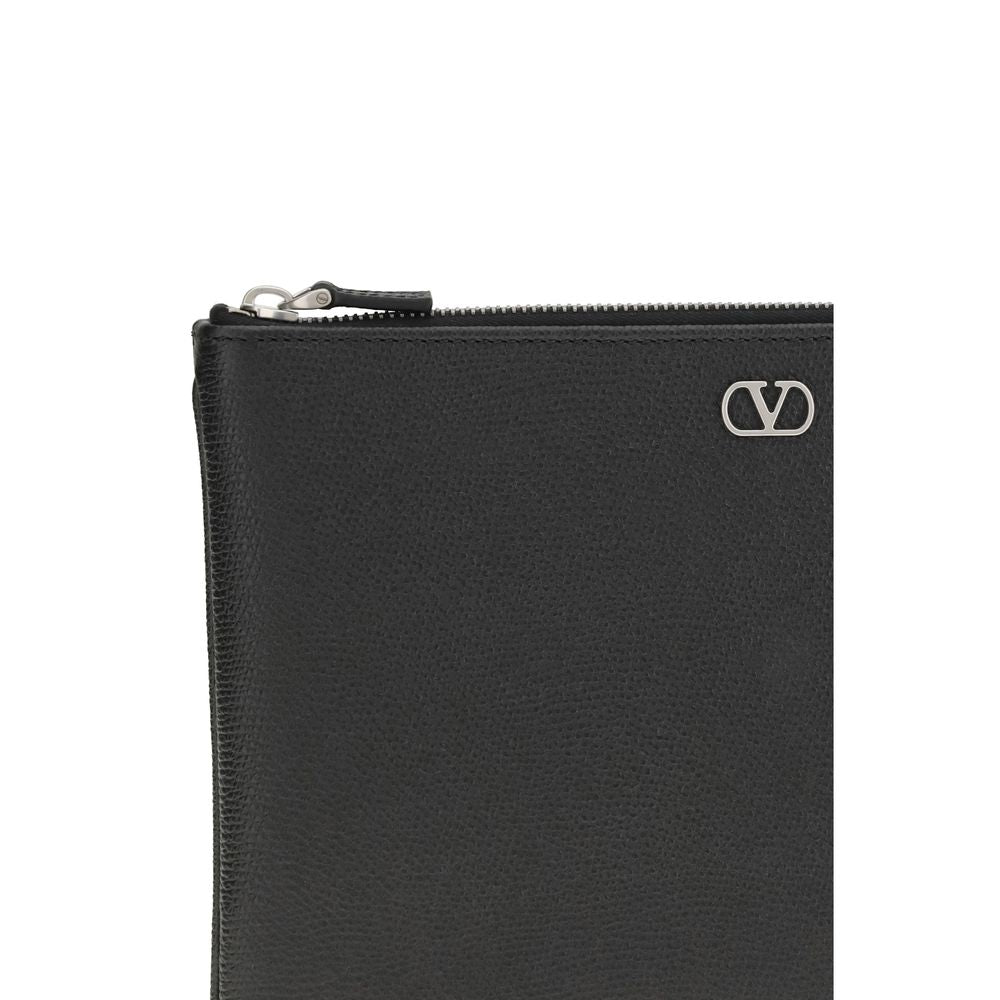 Cardholder Wallet by Valentino Garavani for men in bos taurus calf nappa leather black, palladium & signature showcases a enchanting silhouette, artfully detailed with the signature style of the V Logo Bos Taurus Calf Nappa Leather Cardholder Wallet and functional card-organization compact-design.