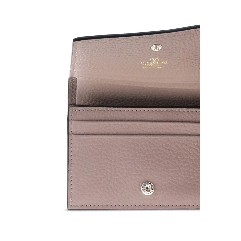 Cardholder Wallet by Valentino Garavani for women in bos taurus calfskin leather multicolor & signature presents a architectural silhouette from the Rockstud Bos Taurus Calfskin Leather Cardholder Wallet collection, showcasing architectural card-organization compact-design coin-purse for a architectural finish.