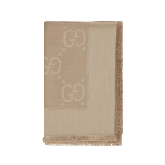 Scarf by Gucci for women in wool & silk brown, patterned & jacquard presents a cosy silhouette, artfully capturing the sophisticated design and premium aesthetic of the Gg Wool & Silk Foulard Frayed-Edge Scarf.