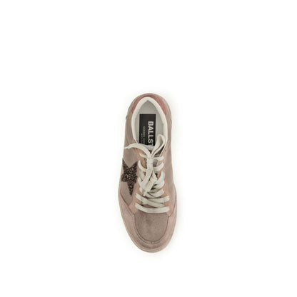 Sneakers by Golden Goose for women in bos taurus calf suede leather beige presents a sumptuous silhouette, artfully capturing the essence of the Star Women's Low Top Bos Taurus Calf Suede Leather Sneakers with its sumptuous low-top style design.