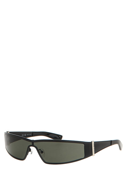Sunglasses by Alexander McQueen for women in silk twill black showcases a ethereal silhouette, featuring black coloured frame with for a ethereal finish.