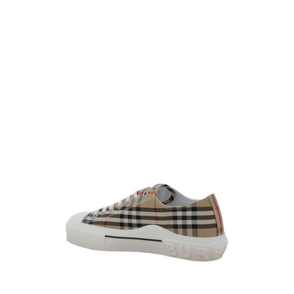 Sneakers by Burberry for men in bos taurus calf leather brown & print presents a sumptuous silhouette, artfully capturing the essence of the 9 To 5 Men's Low Top Bos Taurus Calf Leather Sneakers with its sumptuous low-top style design.
