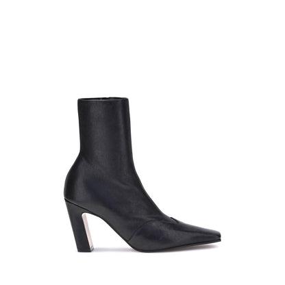 Geometric Ankle Boots by Khaite for women in bos taurus calf leather black features an enchanting design from the Women's Bos Taurus Calf Leather Geometric Ankle Boots collection, highlighting a enchanting geometric-heel and for a refined look.