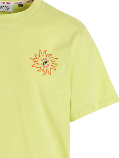 T-Shirt by GCDS for men in cotton bicolour, green & print features an on trend silhouette, perfectly showcasing a on trend and for an elevated aesthetic.