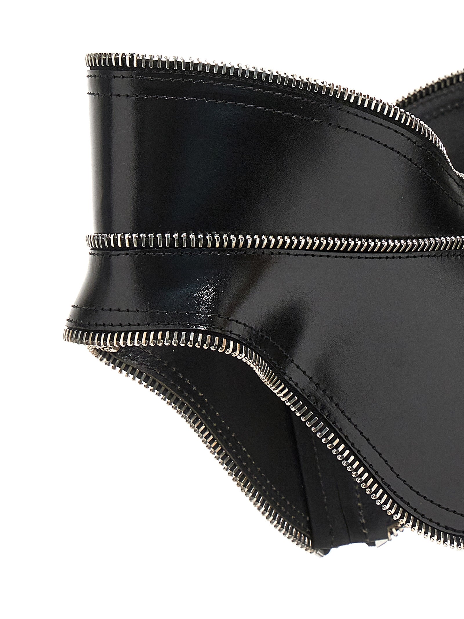 Belt by Alexander McQueen for women in leather black features an distinguished design, perfectly showcasing the sophisticated craftsmanship of this distinguished Leather Belt.