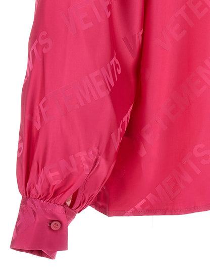 Blouse by Vetements for women in viscose fuchsia, jacquard & monogram showcases a sublime silhouette, artfully detailed with a sublime and for a sophisticated, sublime finish.