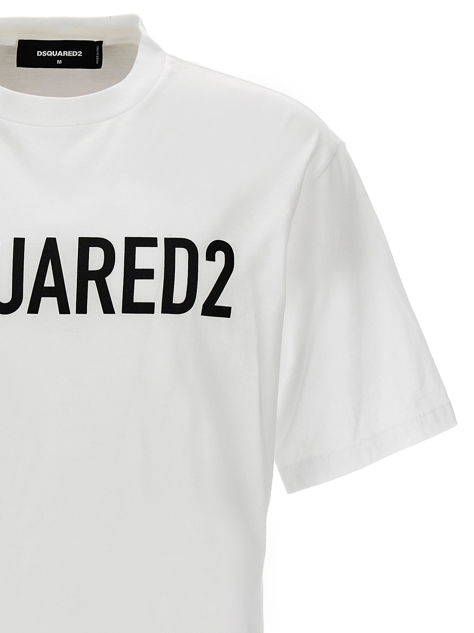 T-Shirt by Dsquared² for men in cotton bicolour, black, white & print features an edgy silhouette, meticulously detailed with a sophisticated and crew neckline for a truly edgy finish.