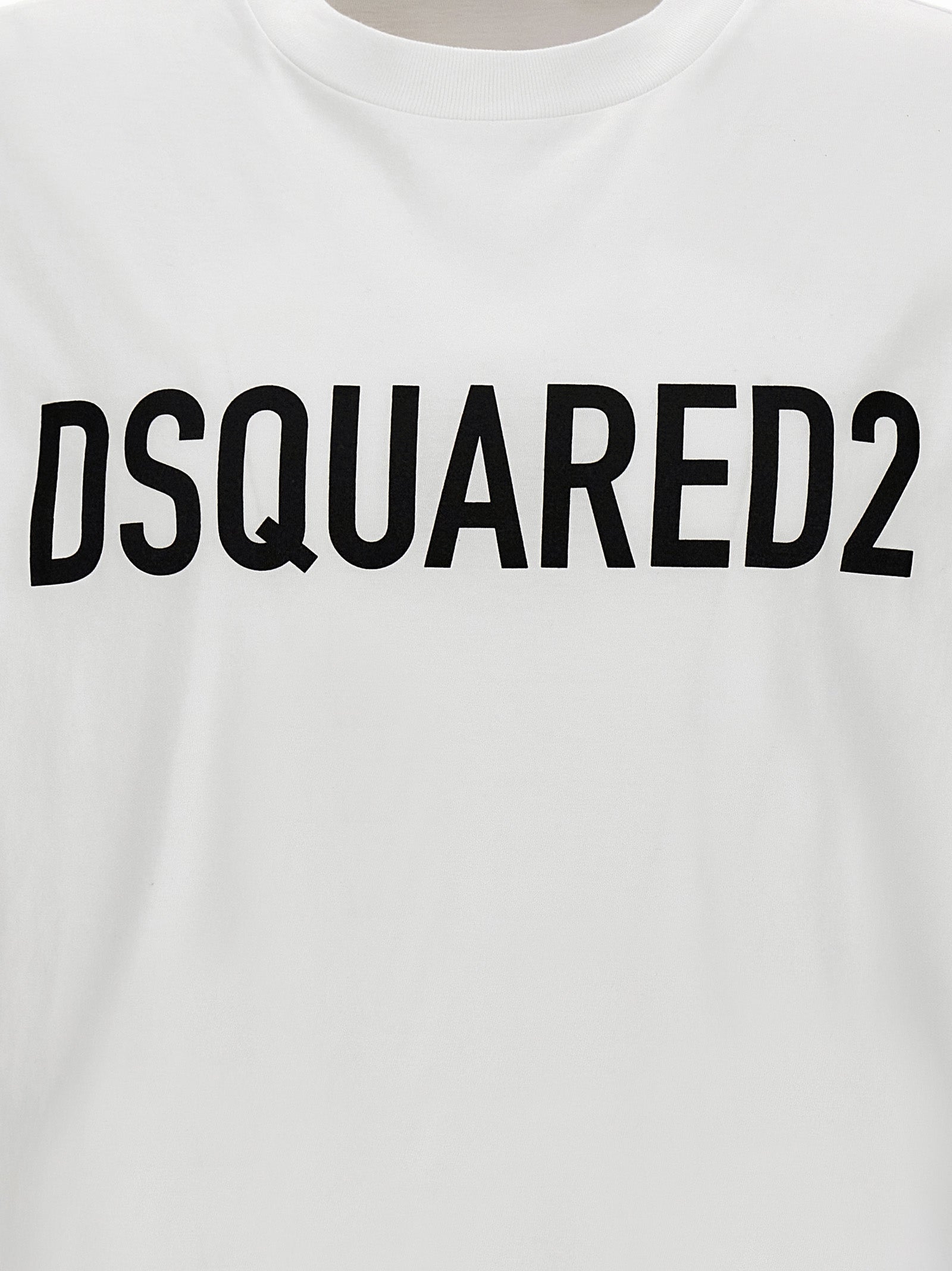 T-Shirt by Dsquared² for men in cotton bicolour, black, white & print features an edgy silhouette, meticulously detailed with a sophisticated and for a truly edgy finish.