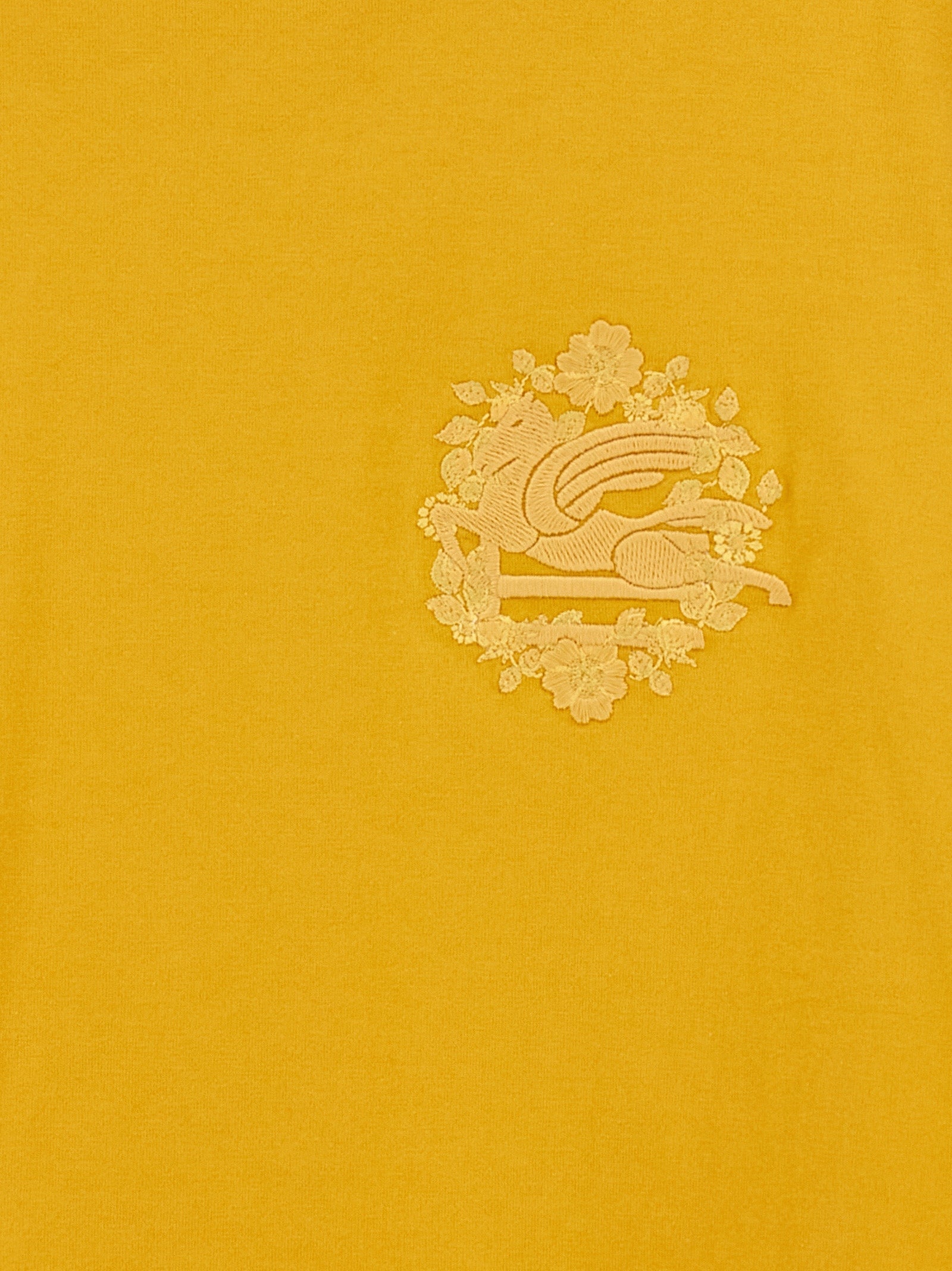 T-Shirt by Etro for women in cotton bicolour & yellow features an edgy silhouette, meticulously detailed with a sophisticated and for a truly edgy finish.