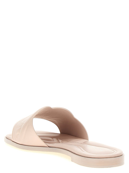 Sliders Sandals Flat Shoes by Alexander McQueen for women in calfskin leather multicolor & pink showcases a enchanting silhouette as part of the Aren Women's Calfskin Leather Sliders Sandals Flat Shoes collection, defined by a enchanting and for a enchanting look.