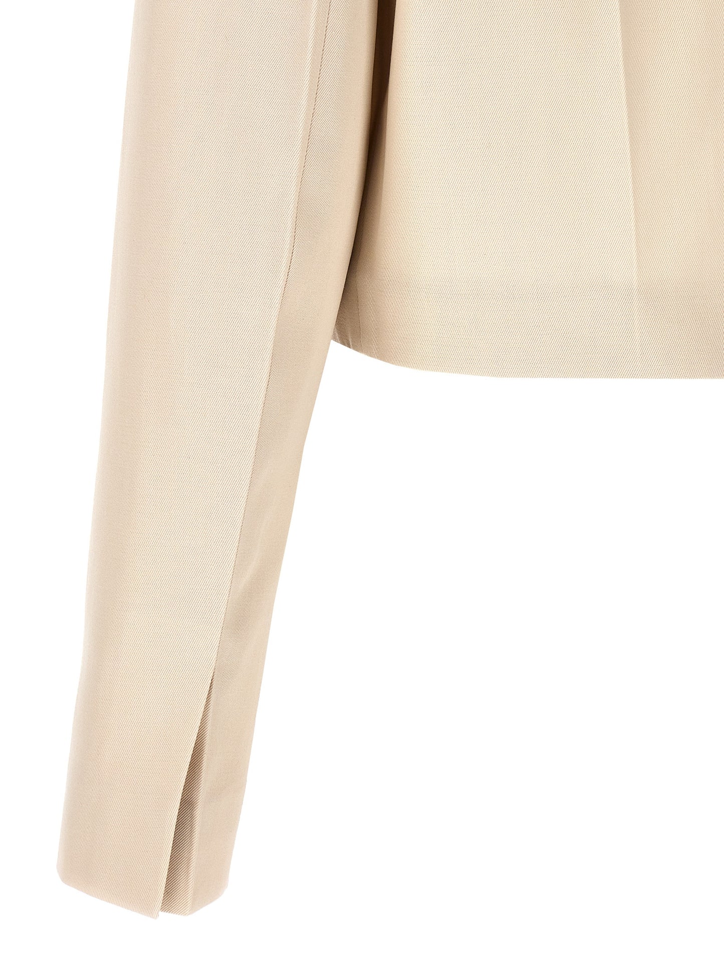 Overcoat by Fendi for women in wool cotton beige showcases a enveloping silhouette, detailed with distinctive pockets and a enveloping .