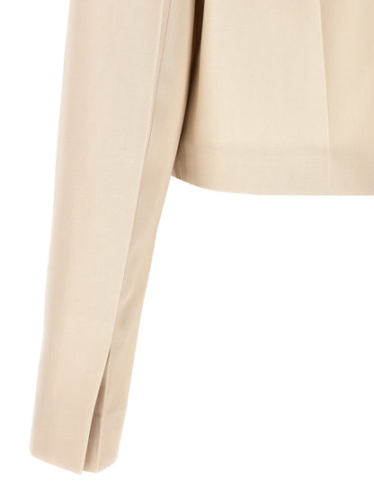 Overcoat by Fendi for women in wool cotton beige showcases a enveloping silhouette, detailed with distinctive pockets and a enveloping .