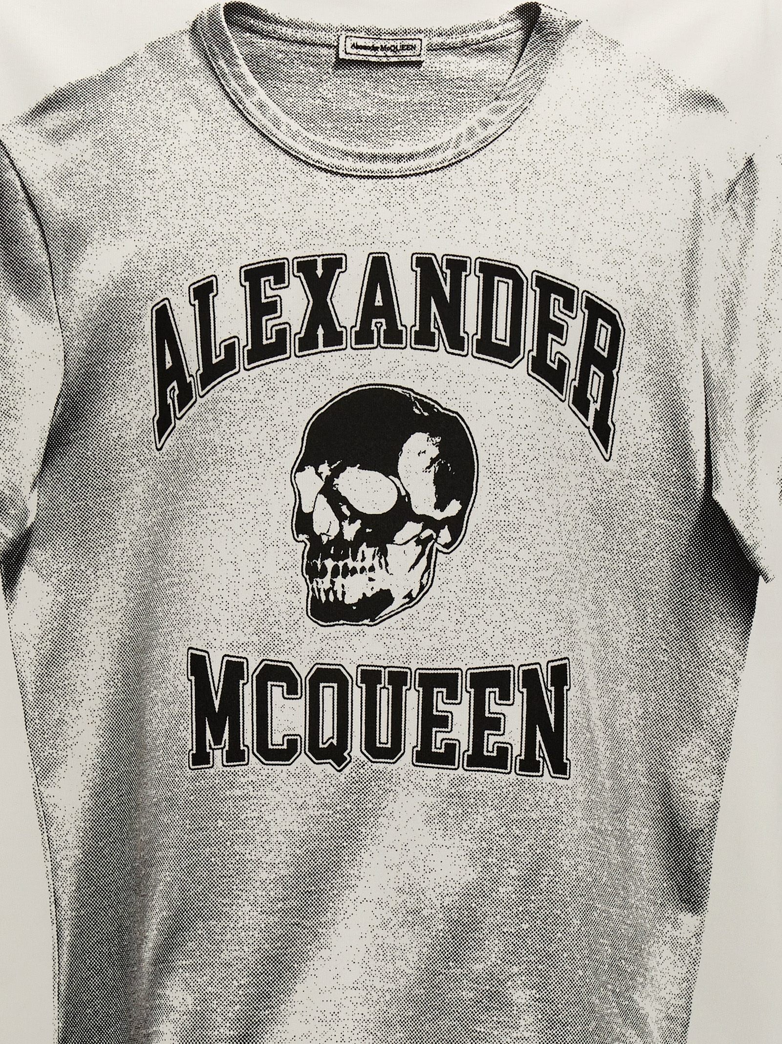 T-Shirt by Alexander McQueen for men in cotton bicolour, black, white & print showcases a dramatic silhouette, elegantly detailed with a dramatic and for a truly dramatic finish.