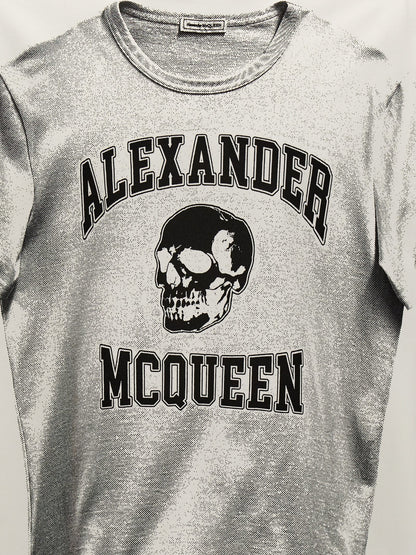 T-Shirt by Alexander McQueen for men in cotton bicolour, black, white & print showcases a dramatic silhouette, elegantly detailed with a dramatic and for a truly dramatic finish.