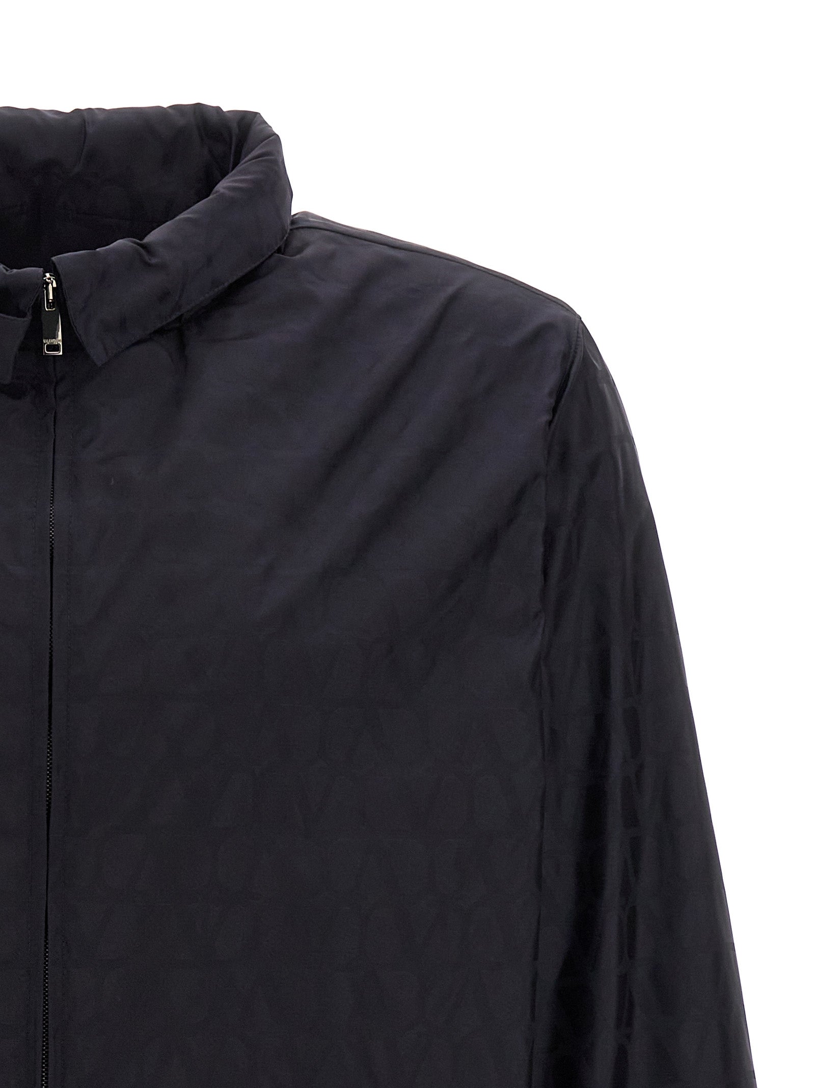 Hooded Windbreaker Jacket by Valentino Garavani for men in nylon blue & toile features an enduring silhouette, showcasing technical pockets, hooded & windproof and a sophisticated hooded neckline for a truly enduring aesthetic.