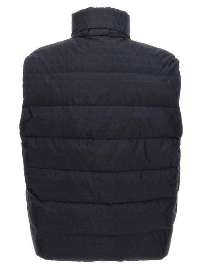 Vest by Valentino Garavani for men in polyamide multicolor & toile features a enviable silhouette, elegantly detailed with a enviable and functional pockets & windproof for a enviable finish.