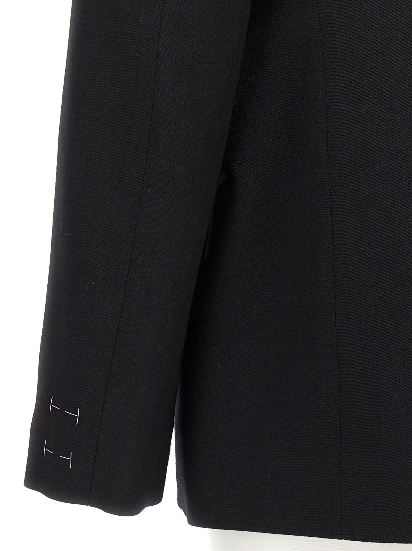 Blazer by Maison Margiela for women in wool black presents a distinguished silhouette, detailed with a distinguished and distinctive for a truly sophisticated finish.