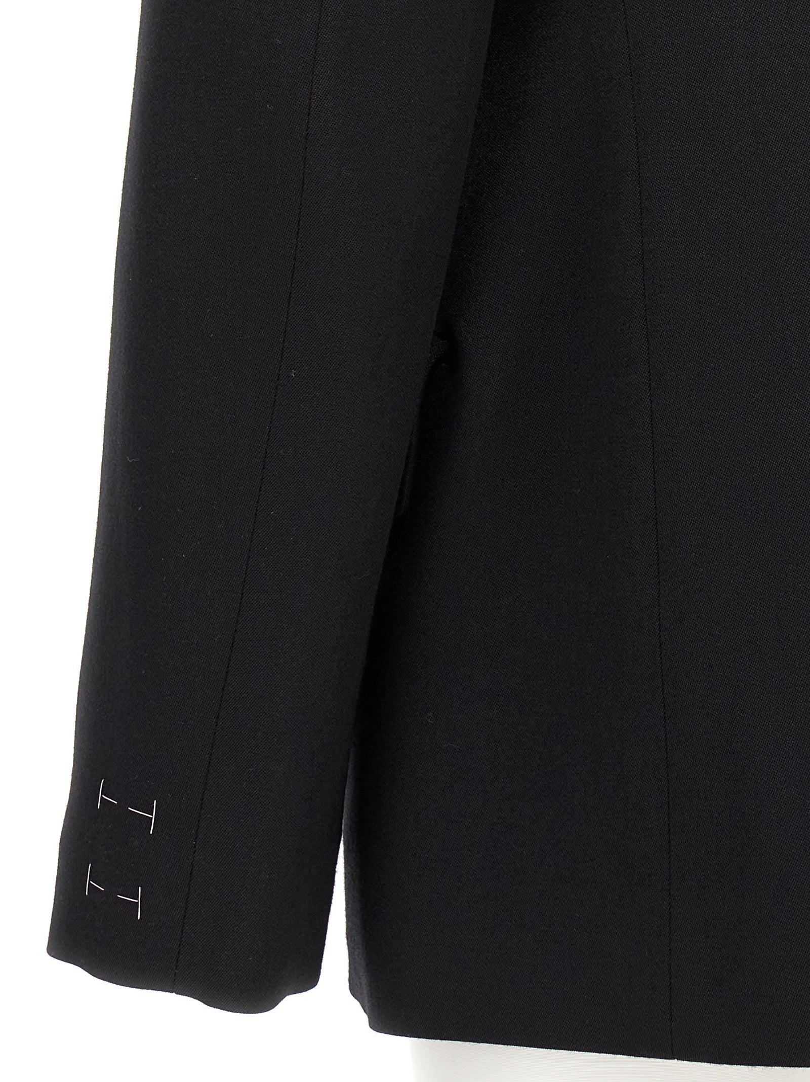 Blazer by Maison Margiela for women in wool black presents a distinguished silhouette, detailed with a distinguished and distinctive for a truly sophisticated finish.