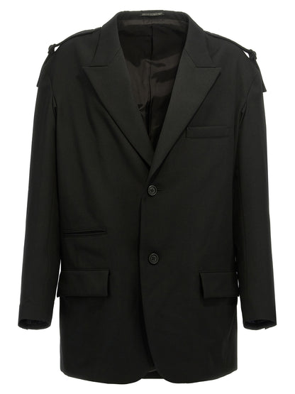 This Blazer by Yohji Yamamoto for men in wool black presents a tailored silhouette, meticulously tailored with a tailored and distinctive for a tailored finish.