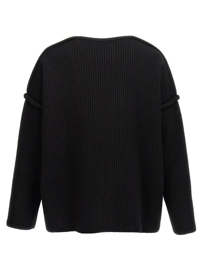 Cardigan by Jil Sander for men in wool black showcases a captivating silhouette, artfully detailed with a captivating and for a truly sophisticated captivating look.