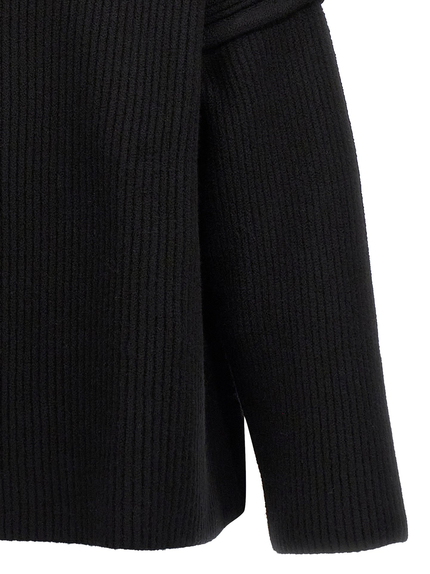 Cardigan by Jil Sander for men in wool black presents a textural silhouette, artfully finished with a textural and for a sophisticated, textural look.