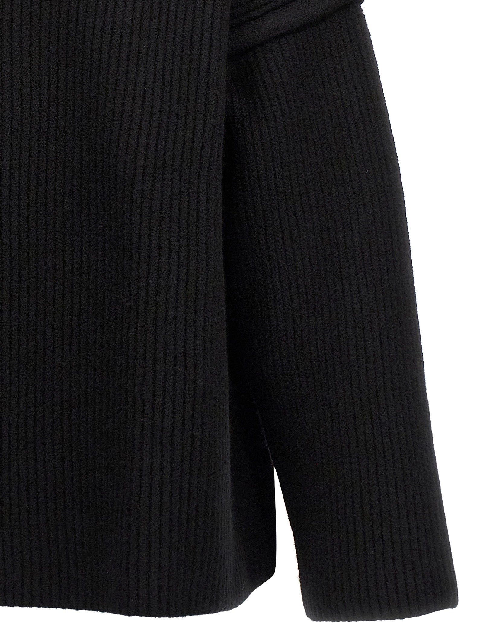 Cardigan by Jil Sander for men in wool black presents a textural silhouette, artfully finished with a textural and for a sophisticated, textural look.