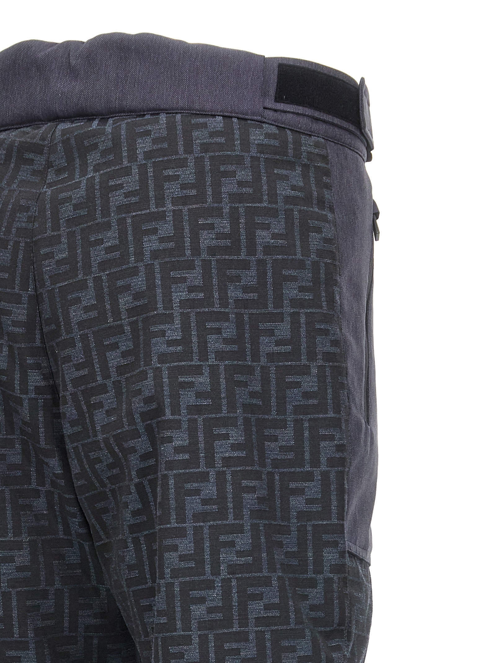 Snow-Ski Pants from Fendi for men in polyamide polyester & denim blue & jacquard features an contemporary design from the City Men's Polyamide Polyester & Denim Snow-Ski Pants collection, highlighting functional for a premium, high-performance look.