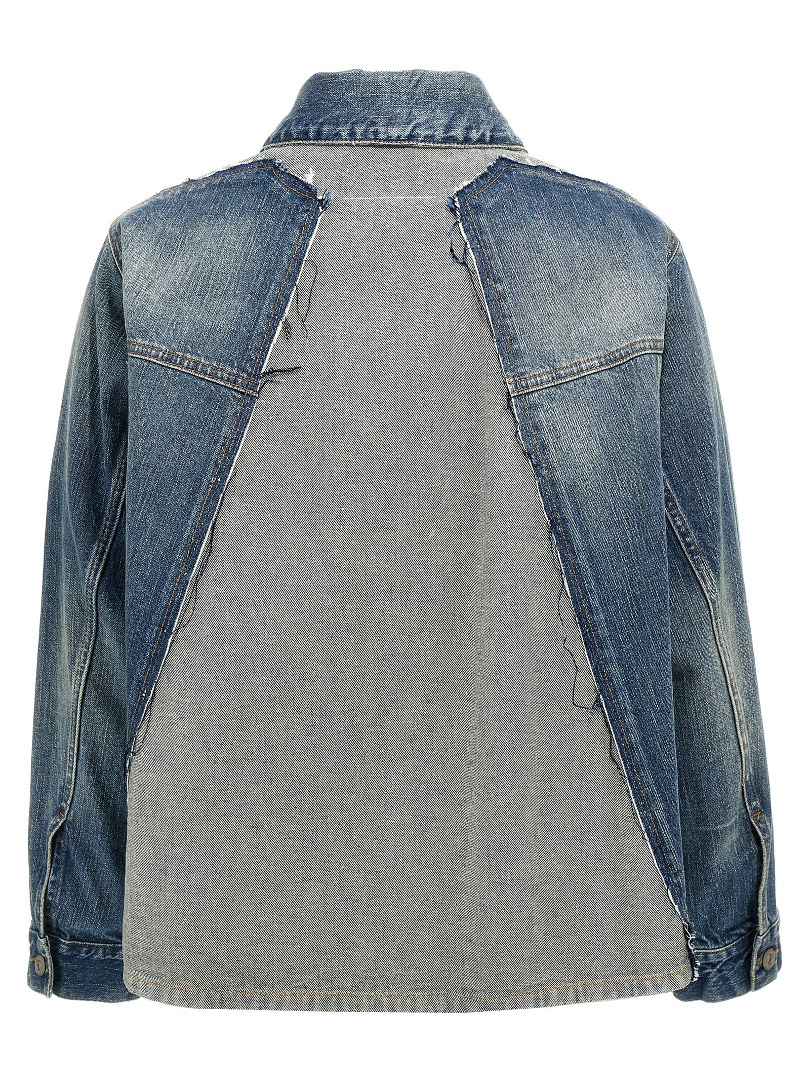 This Trucker Jacket by MM6 Maison Margiela for women in denim cotton blue exhibits a edgy silhouette, meticulously detailed with functional pockets and a edgy for a edgy finish.