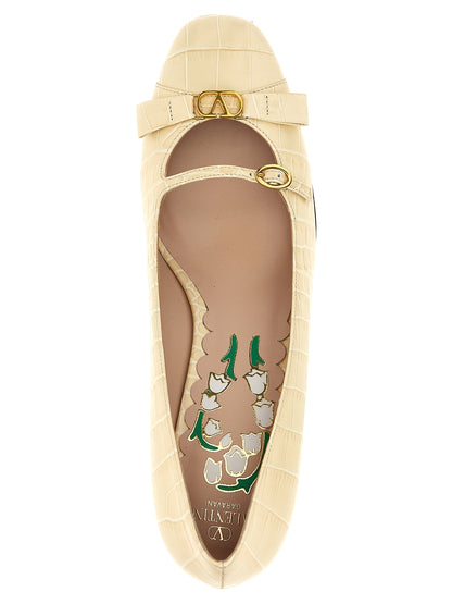 Mid-Heel Pumps Heels by Valentino Garavani for women in crocodile calfskin leather and white, patterned, floral & signature showcases a effortlessly elegant silhouette as V Logo Women's Crocodile Calfskin Leather Mid-Heel Pumps Heels, featuring a effortlessly elegant mid-heel and a effortlessly elegant for an elegant look.