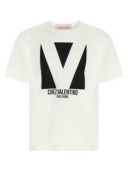 T-Shirt by Valentino Garavani for men in cotton bicolour, black, white & print features an edgy silhouette, meticulously detailed with a sophisticated short-sleeve and crew neckline for a truly edgy finish.