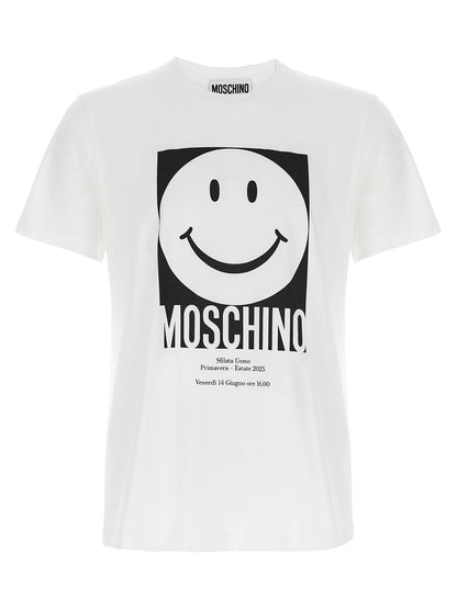 T-Shirt by Moschino for men in organic cotton white & print showcases a chic silhouette, artfully detailed with a chic crew neckline and short-sleeve for a chic finish.