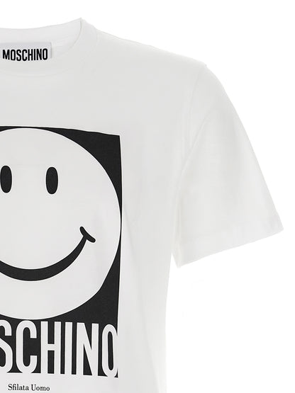 T-Shirt by Moschino for men in organic cotton white & print features an on trend silhouette, perfectly showcasing a on trend and for an elevated aesthetic.
