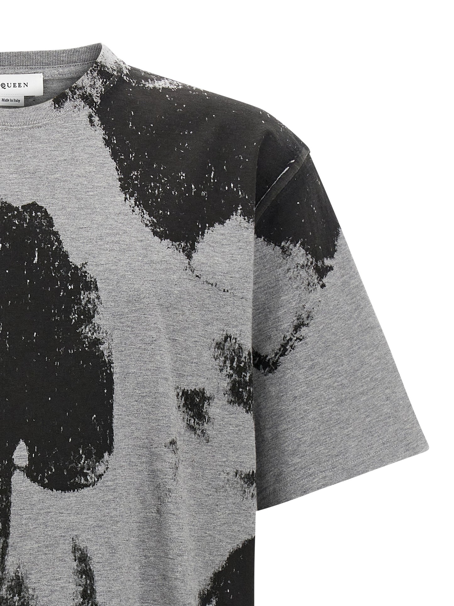 T-Shirt by Alexander McQueen for men in cotton gray & print showcases a dramatic silhouette, elegantly detailed with a dramatic crew neckline and for a truly dramatic finish.