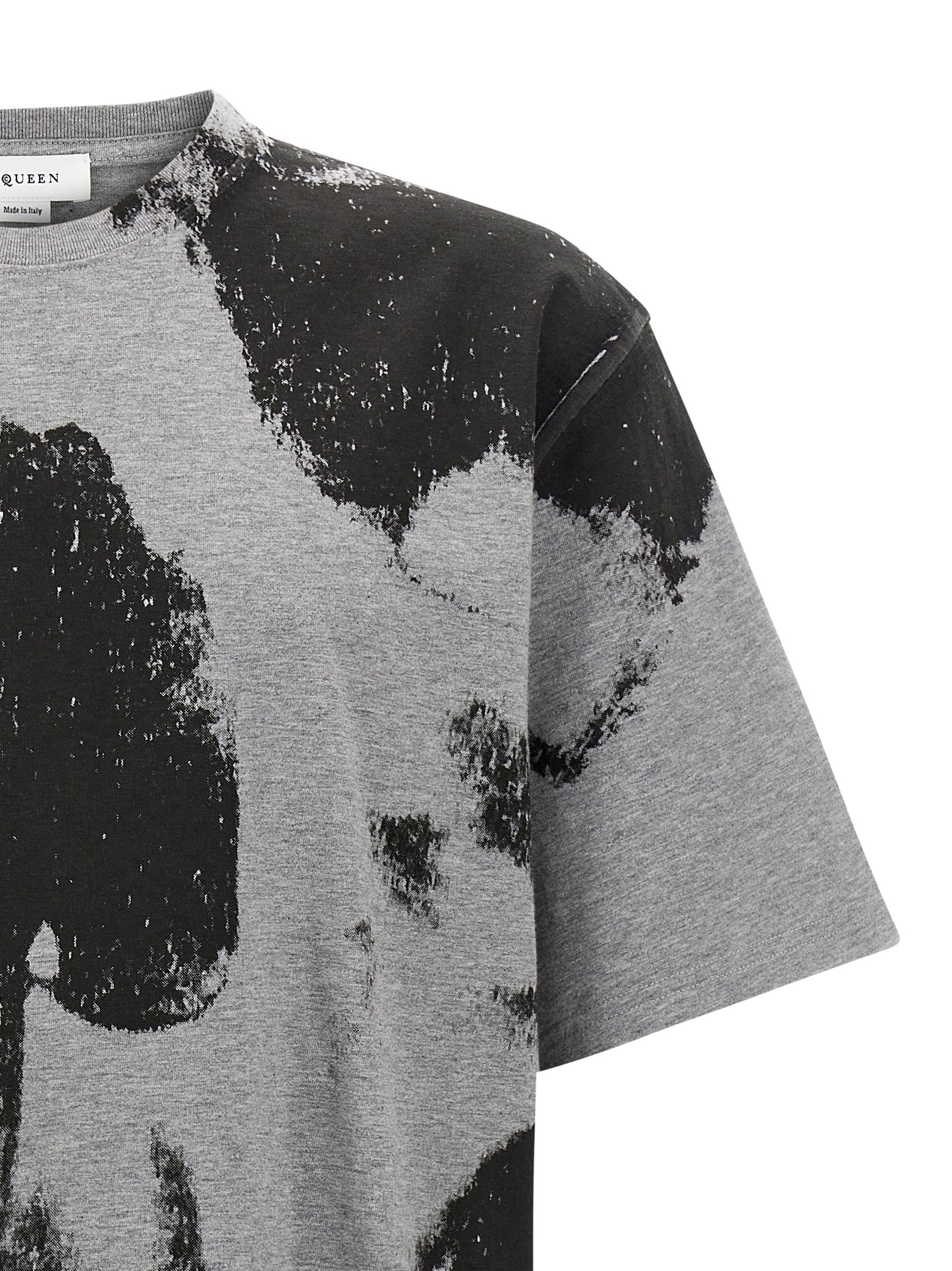 T-Shirt by Alexander McQueen for men in cotton gray & print showcases a dramatic silhouette, elegantly detailed with a dramatic crew neckline and for a truly dramatic finish.