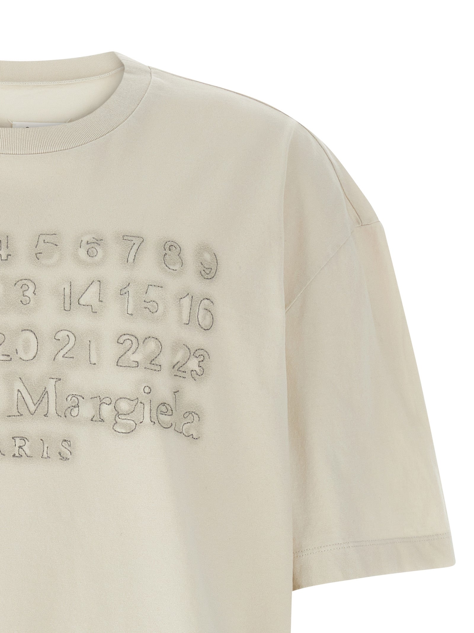 T-Shirt by Maison Margiela for men in cotton beige & print showcases a dramatic silhouette, elegantly detailed with a dramatic and for a truly dramatic finish.