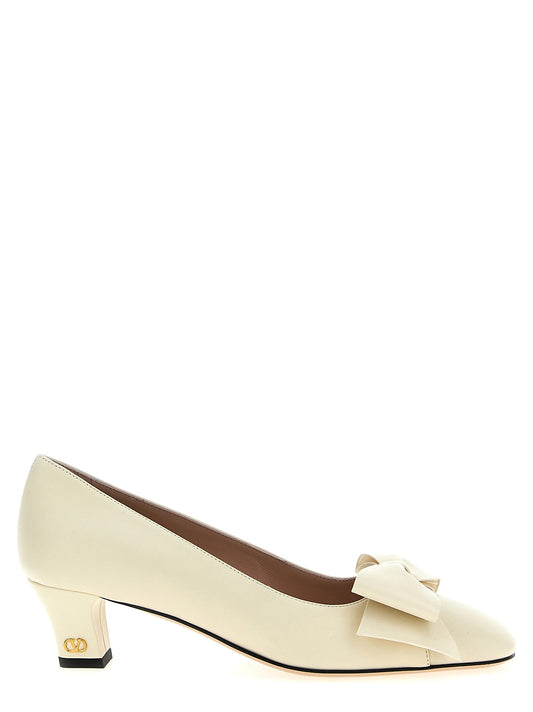 Mid-Heel Pumps Heels by Valentino Garavani for women in goatskin leather white showcases a exquisite silhouette, perfectly accentuating V Logo Women's Goatskin Leather Mid-Heel Pumps Heels with a exquisite mid-heel and exquisite .