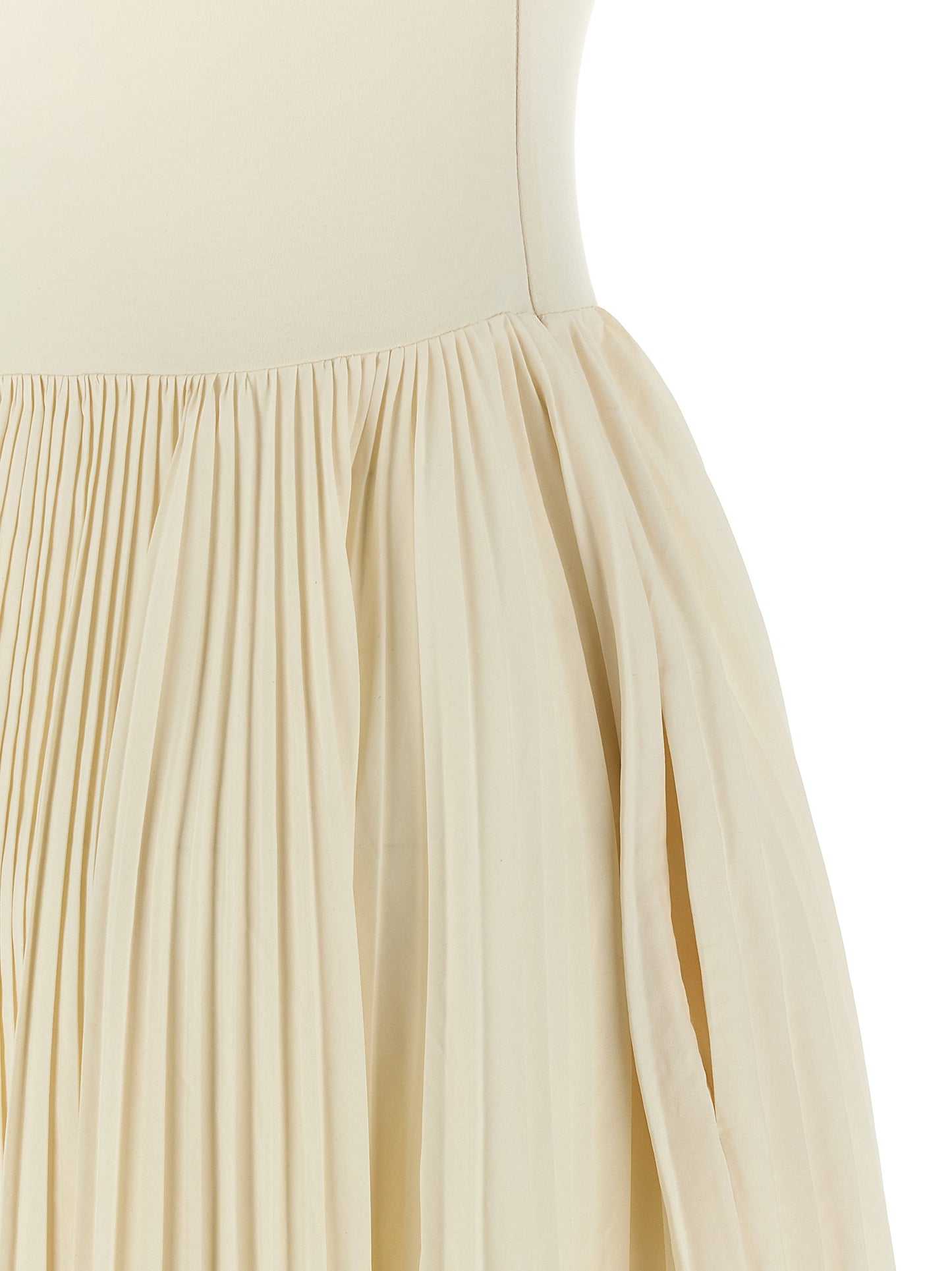 Dress by Alexander McQueen for women in cotton white features an cute silhouette, detailed with a and that elegantly flows into a cute long.