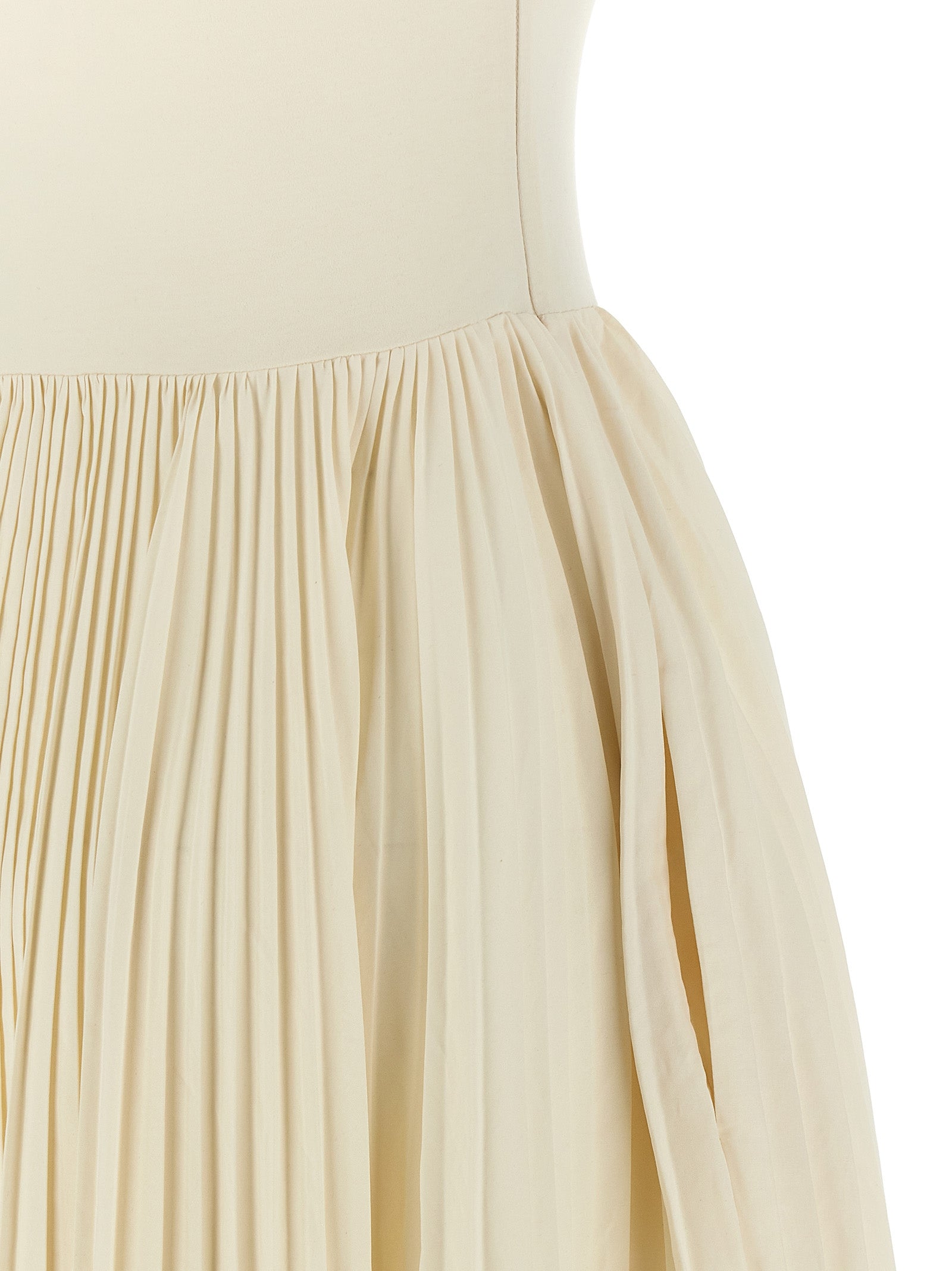 Dress by Alexander McQueen for women in cotton white features an cute silhouette, detailed with a and that elegantly flows into a cute long.